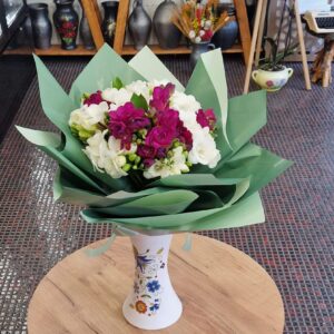 Buchet de frezii in vaza de ceramica